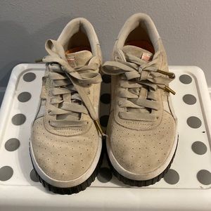 SIZE 6 | CREAM SUEDE CHUNKY PUMA SNEAKERS